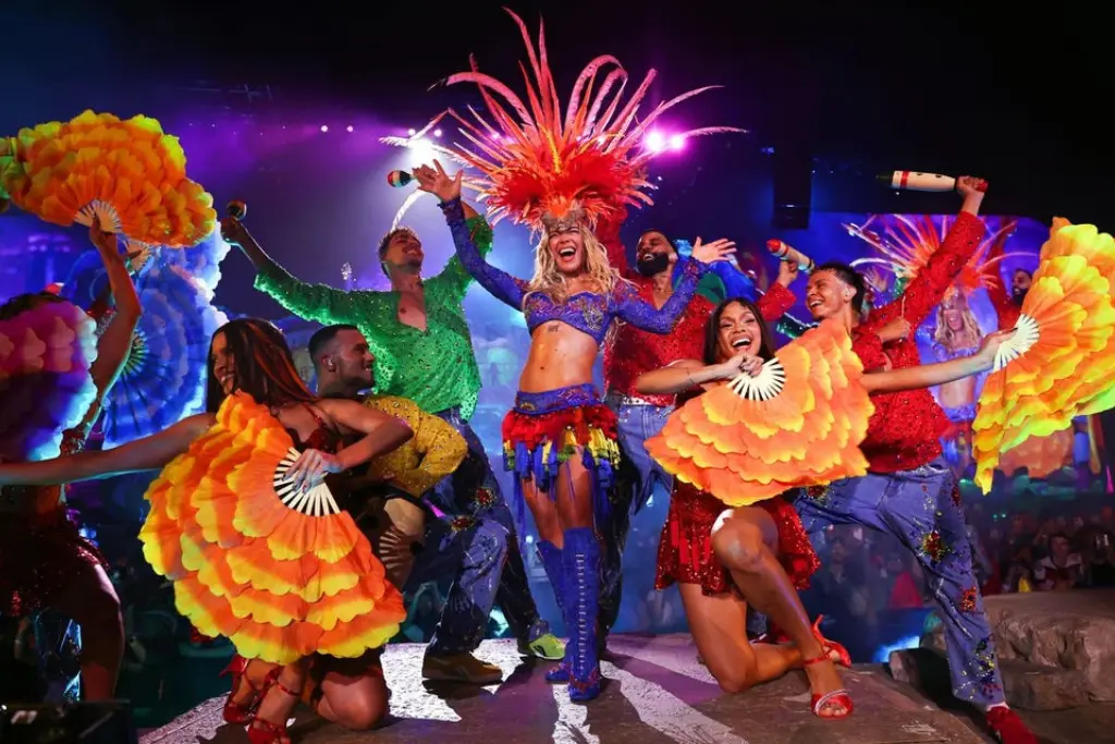 Karol G con tocado de plumas y bailarines en un momento tropical de Coachella 2026 | Qué Onda