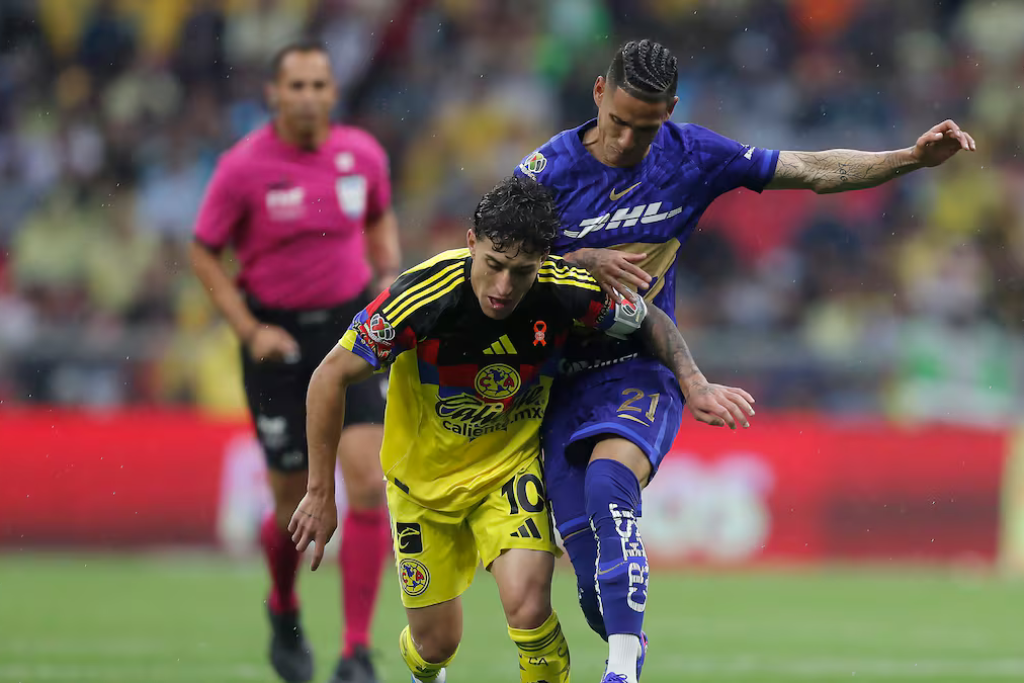 América vs Pumas en el Clásico. Diego Valdés y Nathan Silva en disputa por el balón | Qué Onda