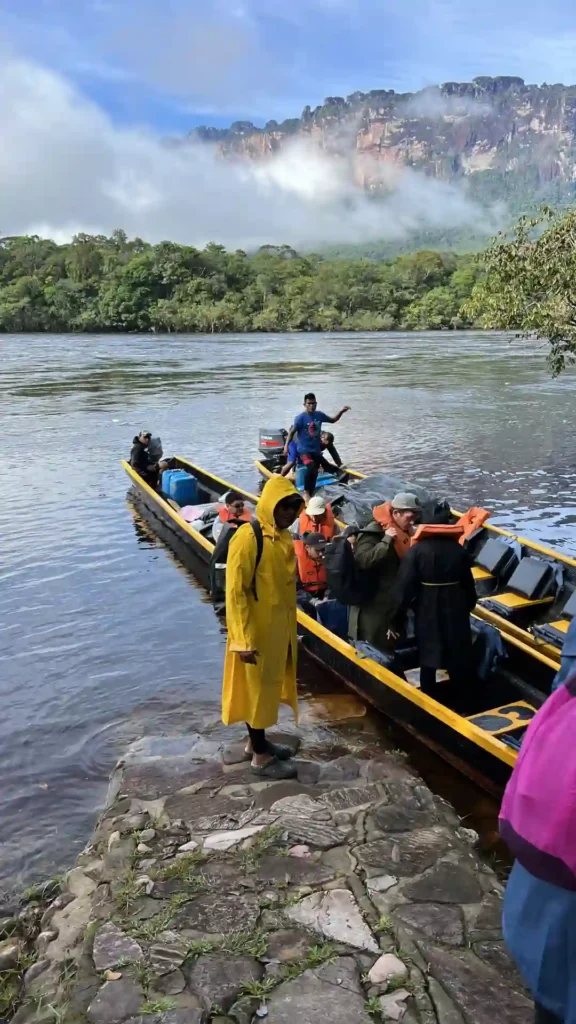 Viajar al Salto Ángel: excursionistas con chalecos salvavidas e impermeables preparándose para navegar en la curiara hacia el Salto Angel | Qué Onda