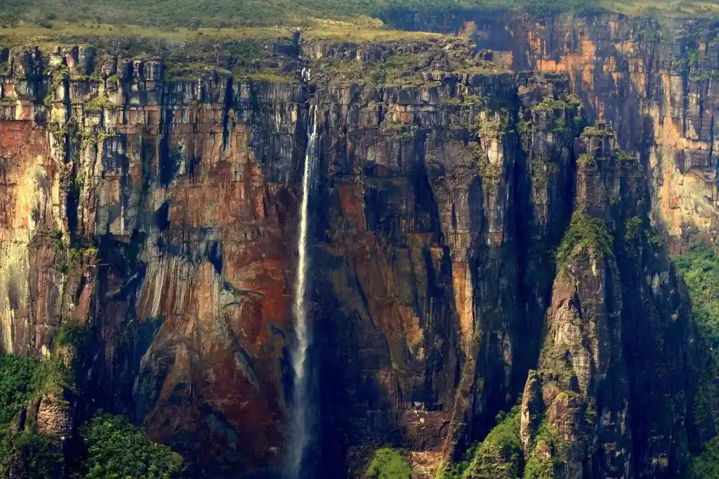 Viajar al Salto Ángel: vista de la impresionante caída de agua desde las paredes rocosa del Auyantepuy | Qué Onda
