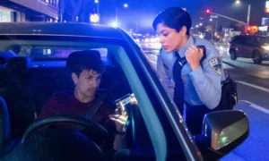 DUI: Oficial de policía conversa con un conductor durante una parada de tráfico por sospecha de conducir bajo los efectos de las drogas | Qué Onda