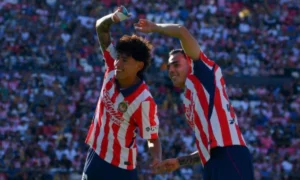 Chivas vs Atlético San Luis: jugadores del Rebaño celebran un gol en la Jornada 7.