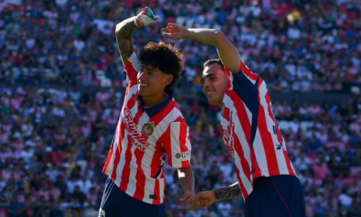 Chivas vs Atlético San Luis: jugadores del Rebaño celebran un gol en la Jornada 7.