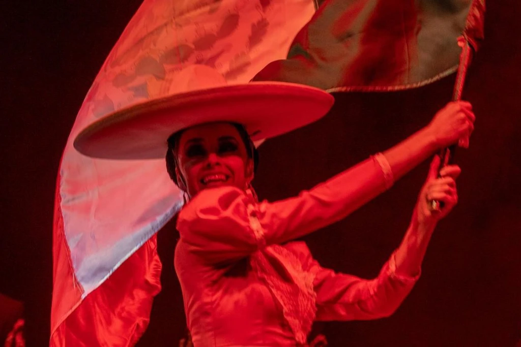 Bailarina con sombrero de charro ondea la bandera de México durante El Grito con Mariachi Vargas | Que Onda