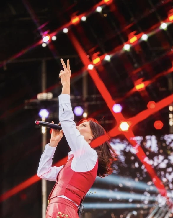 Majo Aguilar tour 2026: la cantante en concierto con chaleco y pantalón de piel rojos | Qué Onda